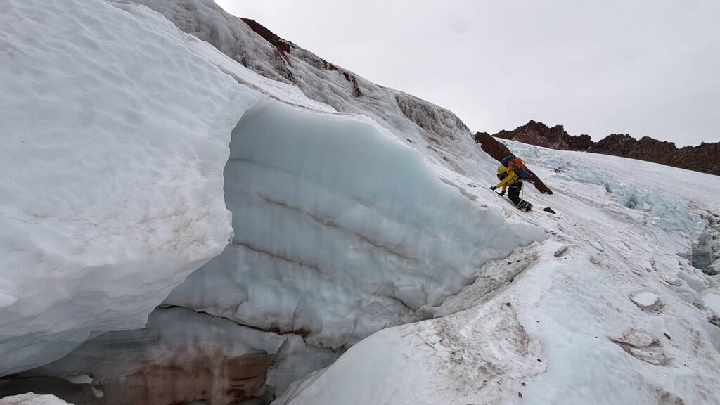 Florida man injured climbing California's Mount Shasta rescued after 2 nights in freezing temps — CBS Miami, Bonita Springs Health news