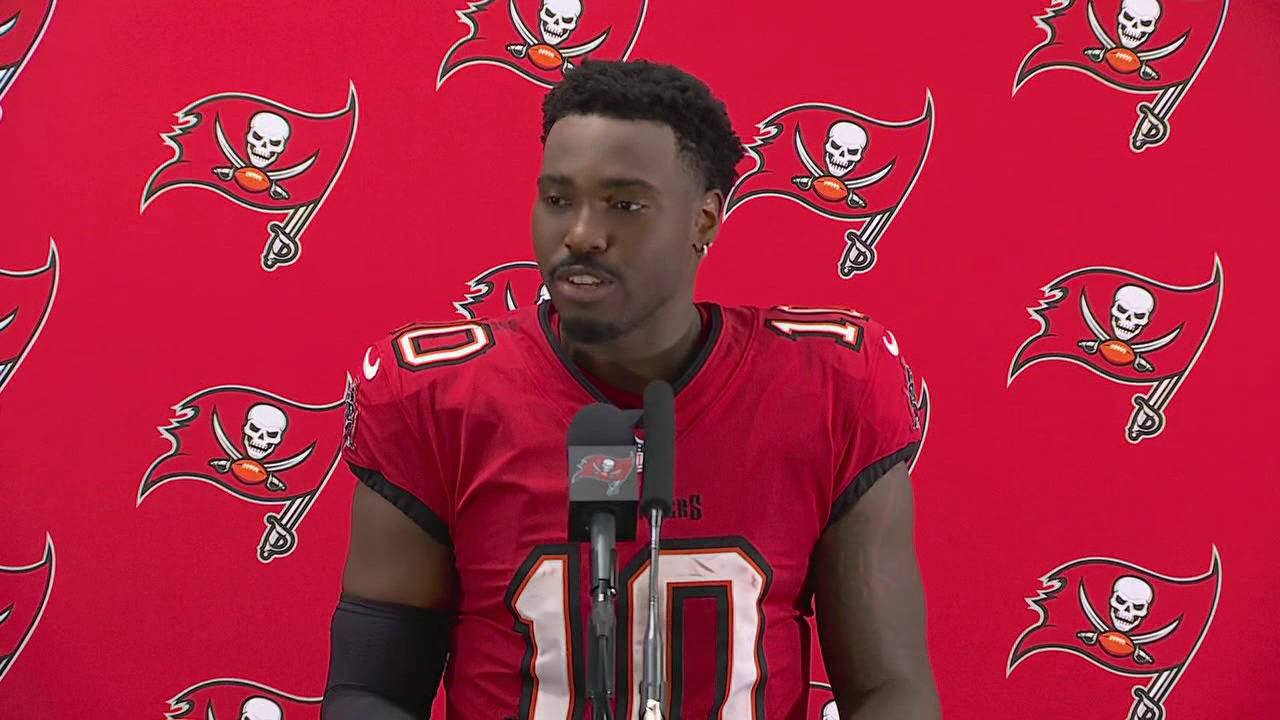 'Ma, come here!': Bucs QB Jalon Daniels shares postgame moment with mom after first NFL win — FOX 13 Sports Tampa Bay, Bonita Springs Sports news